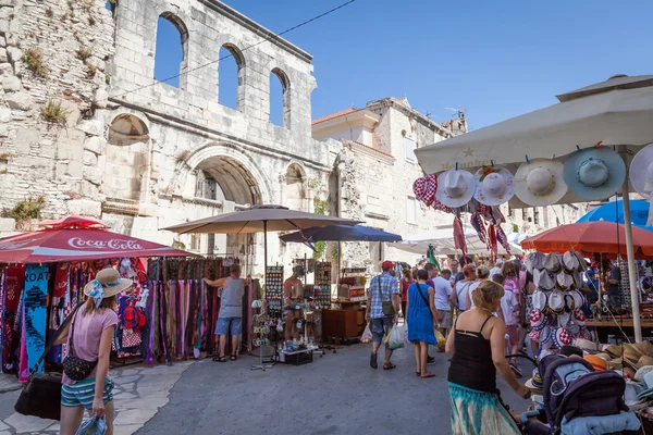 Turistas em Split, Croácia — Fotografia de Stock