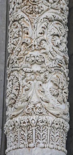 Διακοσμημένα στήλη στην Πίζα — Φωτογραφία Αρχείου