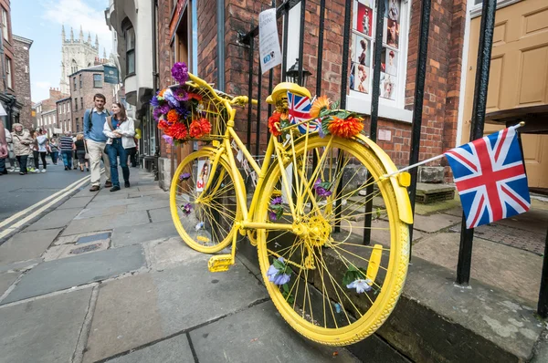 Gul cykel i york, uk Royaltyfria Stockbilder