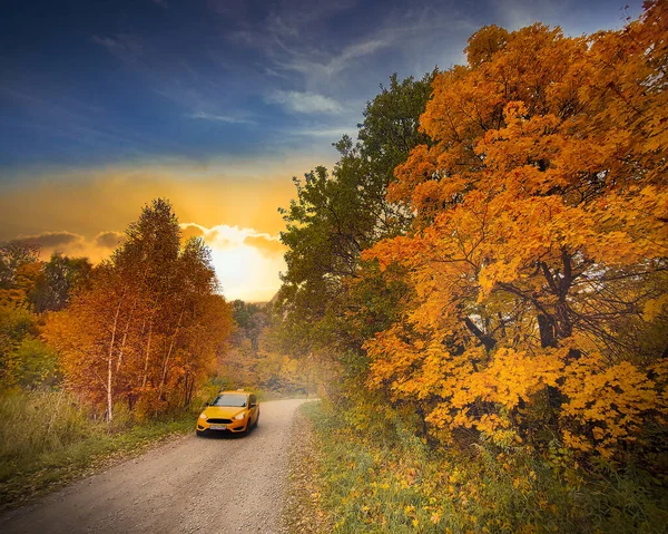 Sárga Taxi Túrák Között Gyönyörű Természet Naplementekor — Stock Fotó
