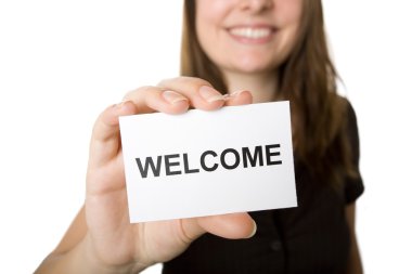 bir kartı kelime ile hoş geldiniz gösteren iş kadını