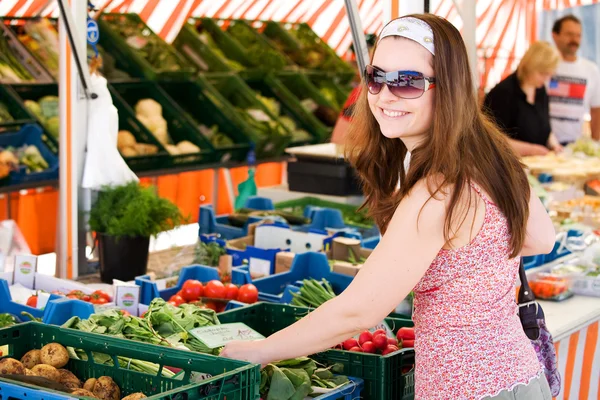 piyasada bulunan genç kadın