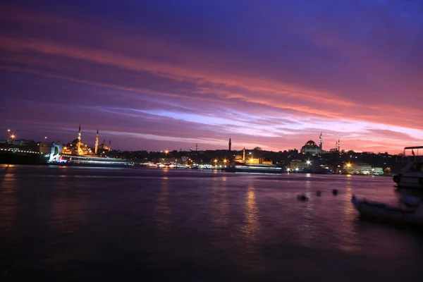 Vista notturna di luoghi popolari a Istanbul, Turchia . — Foto Stock