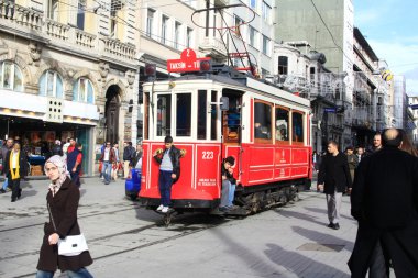 Kırmızı nostaljik tramvay