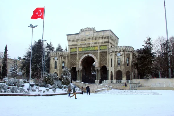 Main gate of Istanbul University and Beyazid Square — Stock Photo, Image