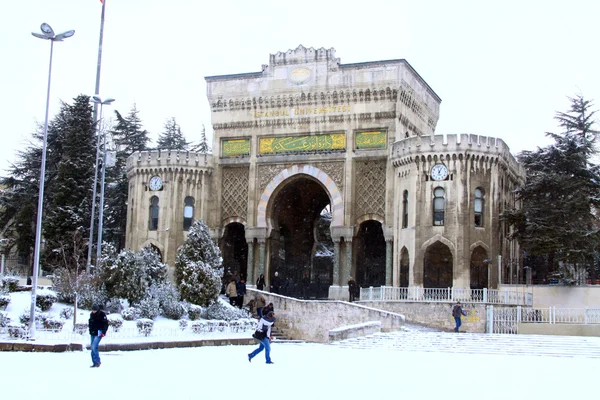 Main gate of Istanbul University and Beyazid Square — Stock Photo, Image