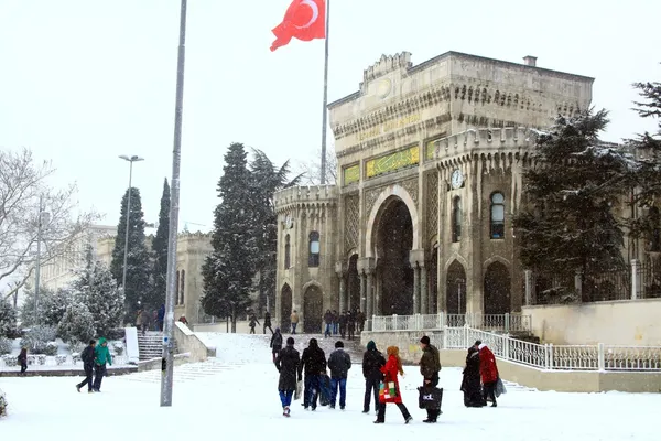 Hoofdingang van istanbul university en Beyazıt plein — Stockfoto