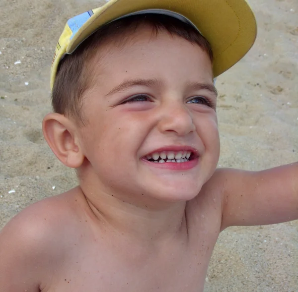 Joyeux petit garçon sur la plage — Photo
