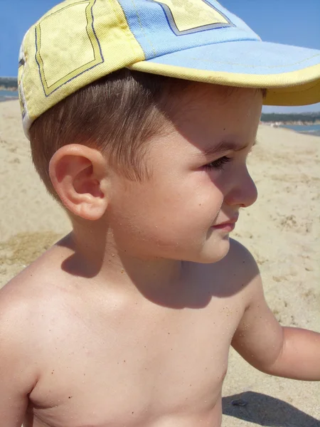 Маленький хлопчик на пляжі — стокове фото