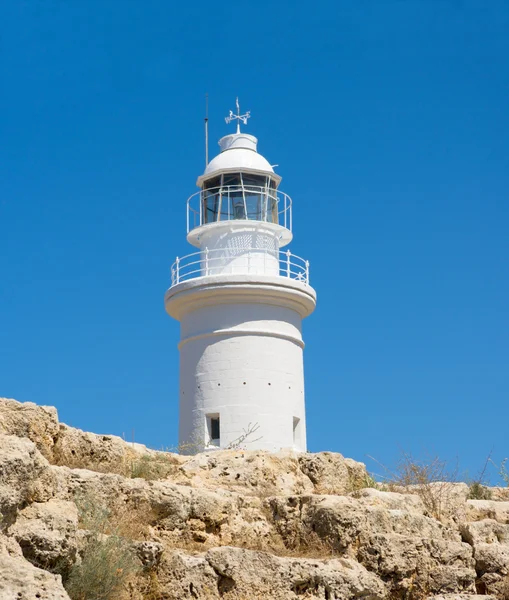 Faro blanco contra un cielo azul —  Fotos de Stock