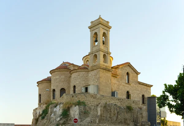 Tepedeki kilise. — Stok fotoğraf