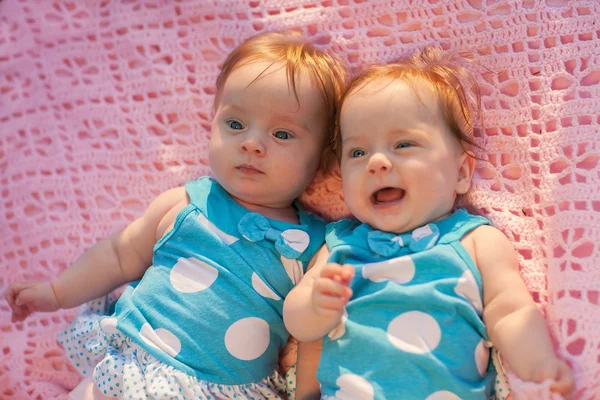 Söta små tvillingar — Stockfoto