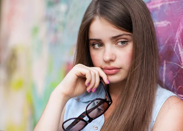 Mädchen mit Brille. — Stockfoto