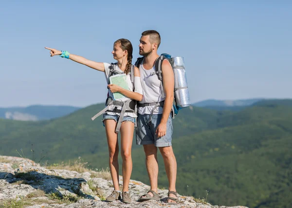 Hikers with backpacks enjoying valley view — Stock Photo, Image