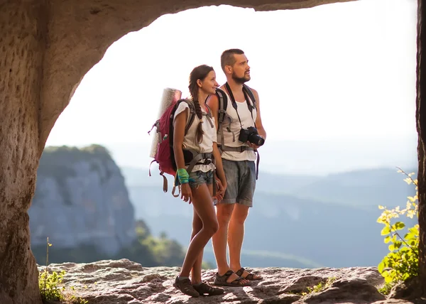 Hikers with backpacks enjoying valley view — Stock Photo, Image