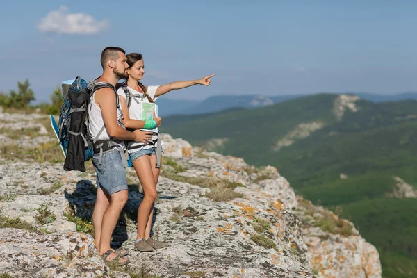 Vandrare med ryggsäckar njuta av utsikt över dalen — Stockfoto