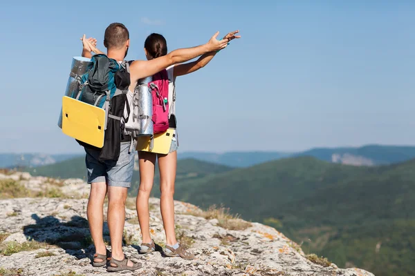 Туристы с рюкзаками наслаждаются видом на долину — стоковое фото