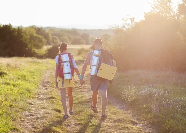 Hikers with backpacks enjoying valley view — Stock Photo, Image