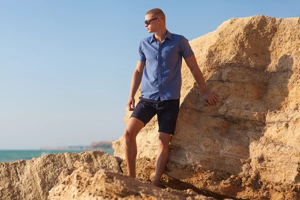 Uomo di moda sulla spiaggia — Foto Stock