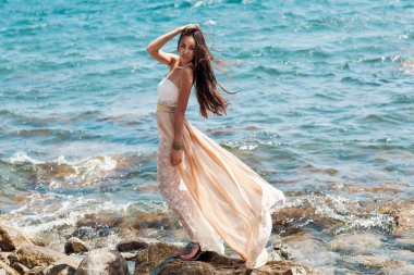 genç, güzel, sportif ve seksi kadın rahatlatıcı sahilde