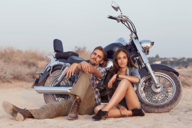 mutlu genç çift kendilerini yolculukta zevk scooter üzerinde tr