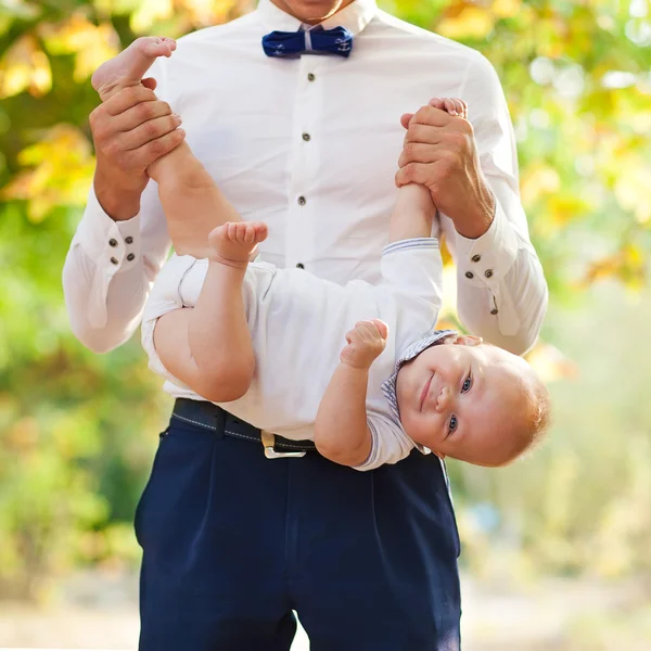 Felice giovane uomo che tiene un bambino sorridente di 7-9 mesi — Foto Stock