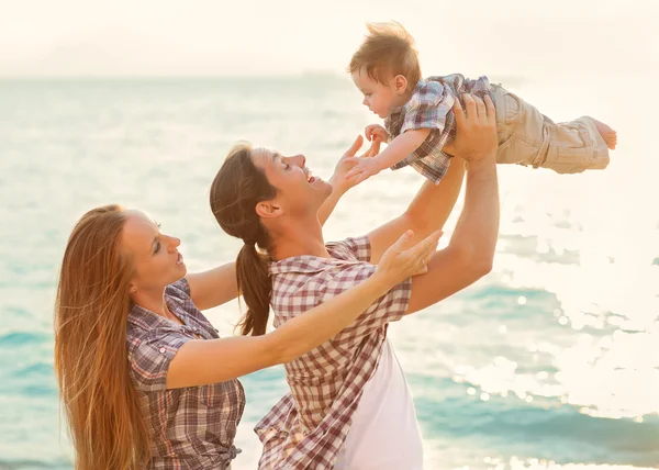 Jovem família feliz — Fotografia de Stock