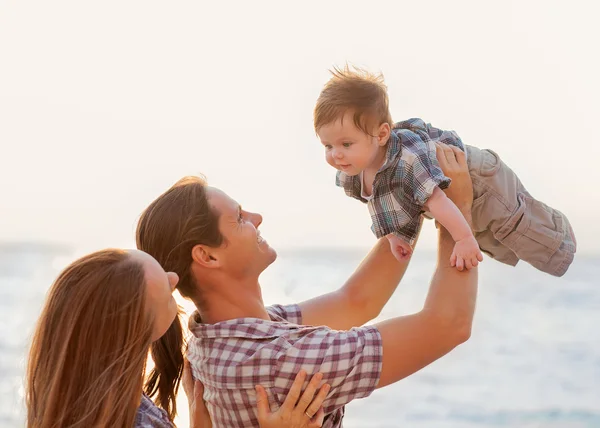 Jovem família feliz — Fotografia de Stock