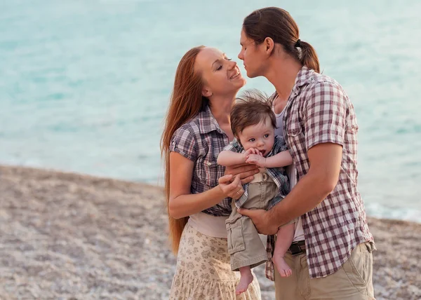 Jovem família feliz — Fotografia de Stock