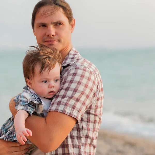 Felice giovane famiglia — Foto Stock