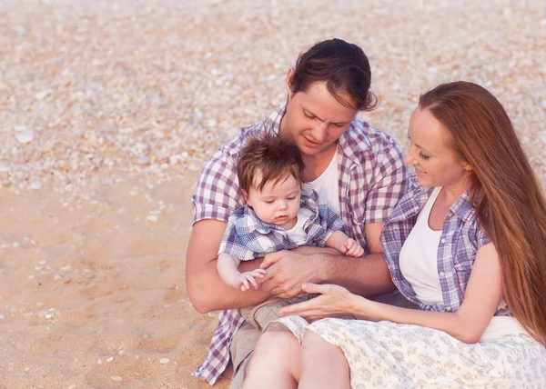 Lycklig ung familj — Stockfoto