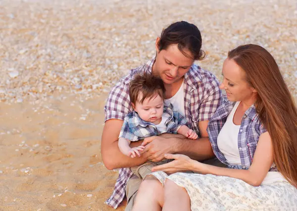 Felice giovane famiglia — Foto Stock