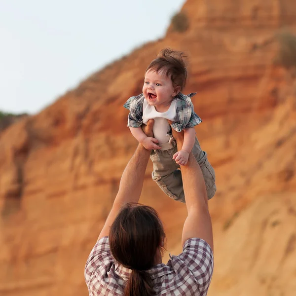 Joyeux jeune famille — Photo