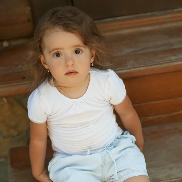 Menina bonito no prado no dia de verão — Fotografia de Stock