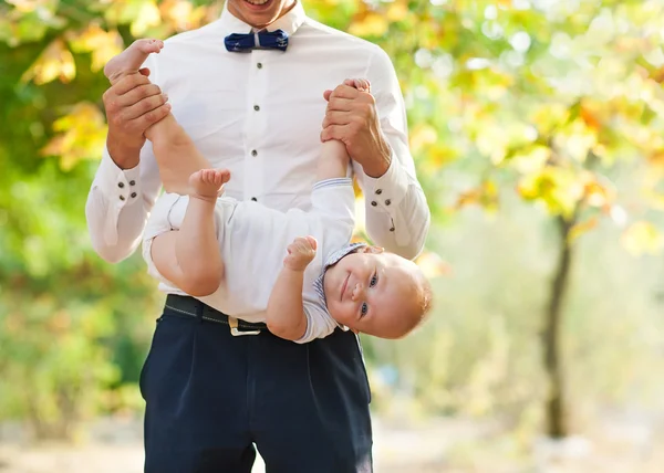 快乐的年轻人抱着微笑着的 7-9 个月大婴儿 — 图库照片