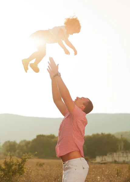 Père et fille jouant — Photo