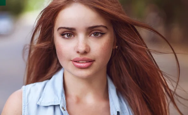 Retrato de una hermosa joven pelirroja mirando a la cámara . — Foto de Stock