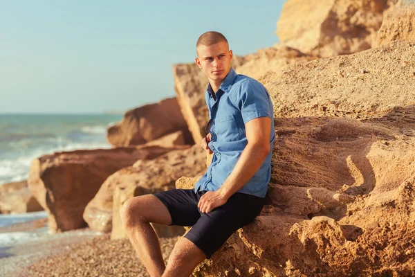 Moda homem na praia — Fotografia de Stock