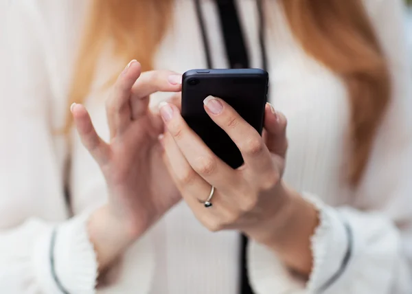 Jeune belle femme écrit un SMS — Photo