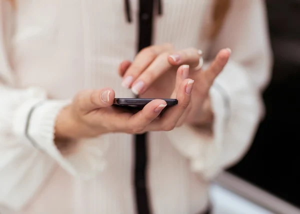 Young beautiful woman writes an SMS — Stock Photo, Image