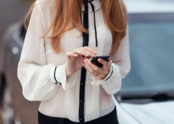 Young beautiful woman writes an SMS — Stock Photo, Image