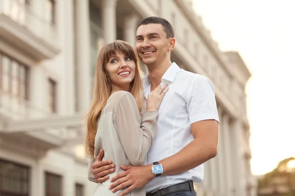 Joven pareja en amor al aire libre. — Foto de Stock