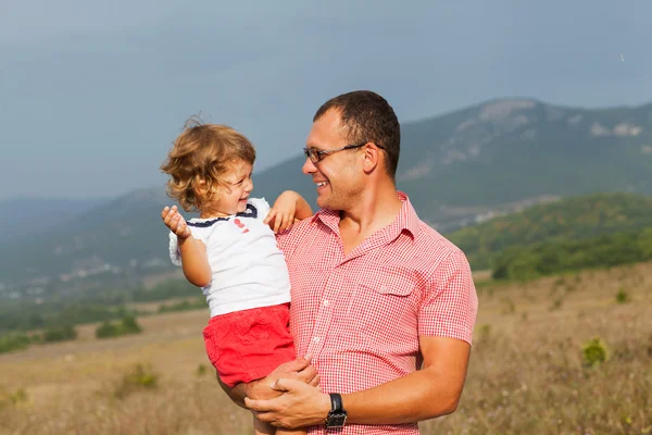 Glad mamma, pappa och dotter — Stockfoto