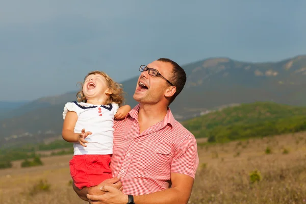 Mãe feliz, pai e filha — Fotografia de Stock