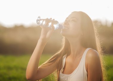 genç kadın içecek su