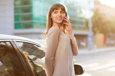 cep telefonunuzun açık genç ve güzel bir iş kadını