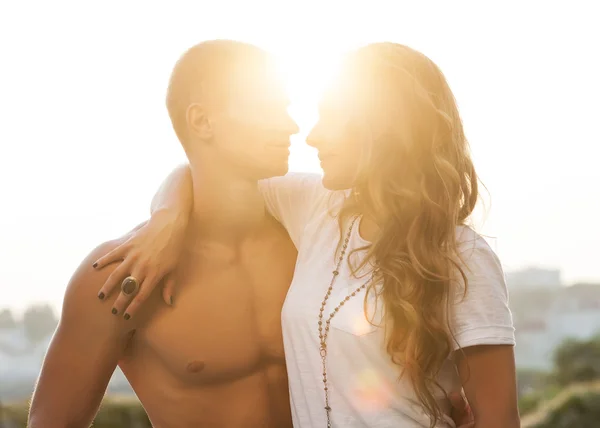 Jovem casal apaixonado ao ar livre — Fotografia de Stock