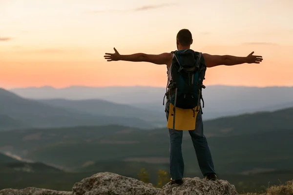 Guy in the mountains — Stock Photo, Image