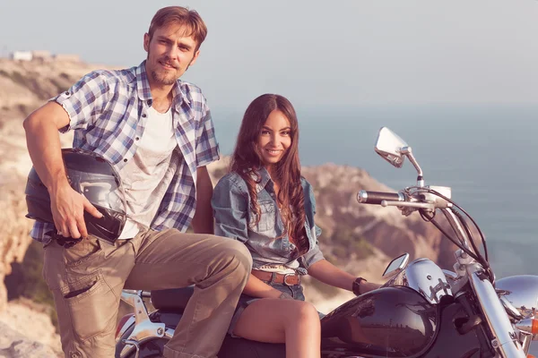 Motorkář muž a dívka — Stock fotografie