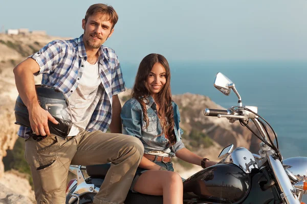Motorkář muž a dívka — Stock fotografie